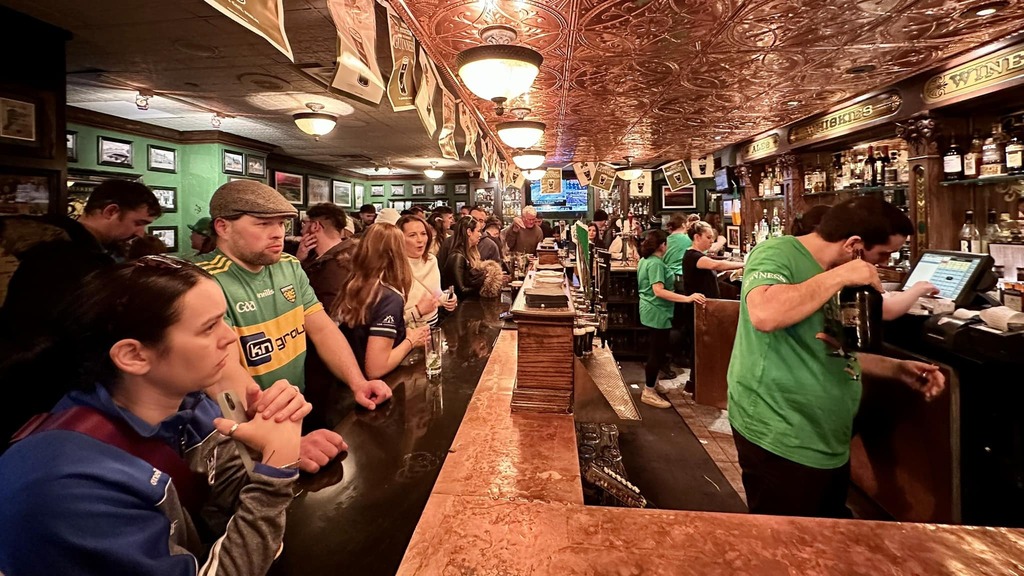 terrydebono's tweet photo. 2000 Irish men and women walk into a bar... ;-) https://t.co/9JSxMHzNcM https://t.co/KXmiJoGh3g