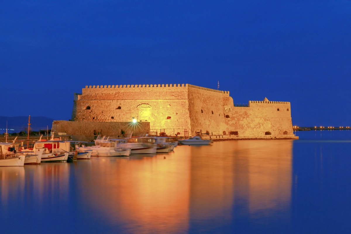 IncredCrete's tweet photo. “There is so much beauty when your eyes lay lost in all the night lights!”

«Υπάρχει τόση ομορφιά όταν τα μάτια σου χάνονται στα φώτα της νύχτας!»

#incrediblecrete #sensetheauthentic #incredible_crete #Crete #Heraklion https://t.co/8LBvvr2pMt