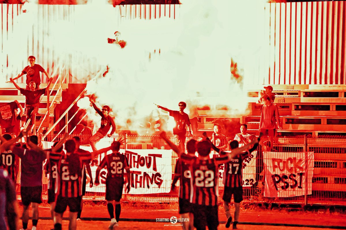 wepe20_'s tweet photo. 𝕷𝖆 𝕶𝖚𝖑𝖙𝖚𝖗𝖆🔴⚫

"Siapa pun yang mencintai sepak bola, harus aktif ikut memutus siklus yang menumbalkan nyawa. Bukan kejayaan jika dirayakan di atas tangisan, tak ada kebanggaan yang boleh tegak di atas nisan." -@MataNajwa 

📂: @tribunkultur_ 
📷: tertera
🎨: by me https://t.co/2WSeT8iywL