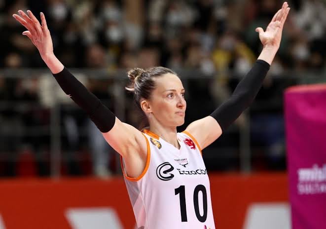 MutluKzm's tweet photo. @Temmzvolley Bazıları için Yaş sadece sayıdan ibarettir. #Oueen 👸 @EczacibasiSK https://t.co/Rt2rqZ8Ubo