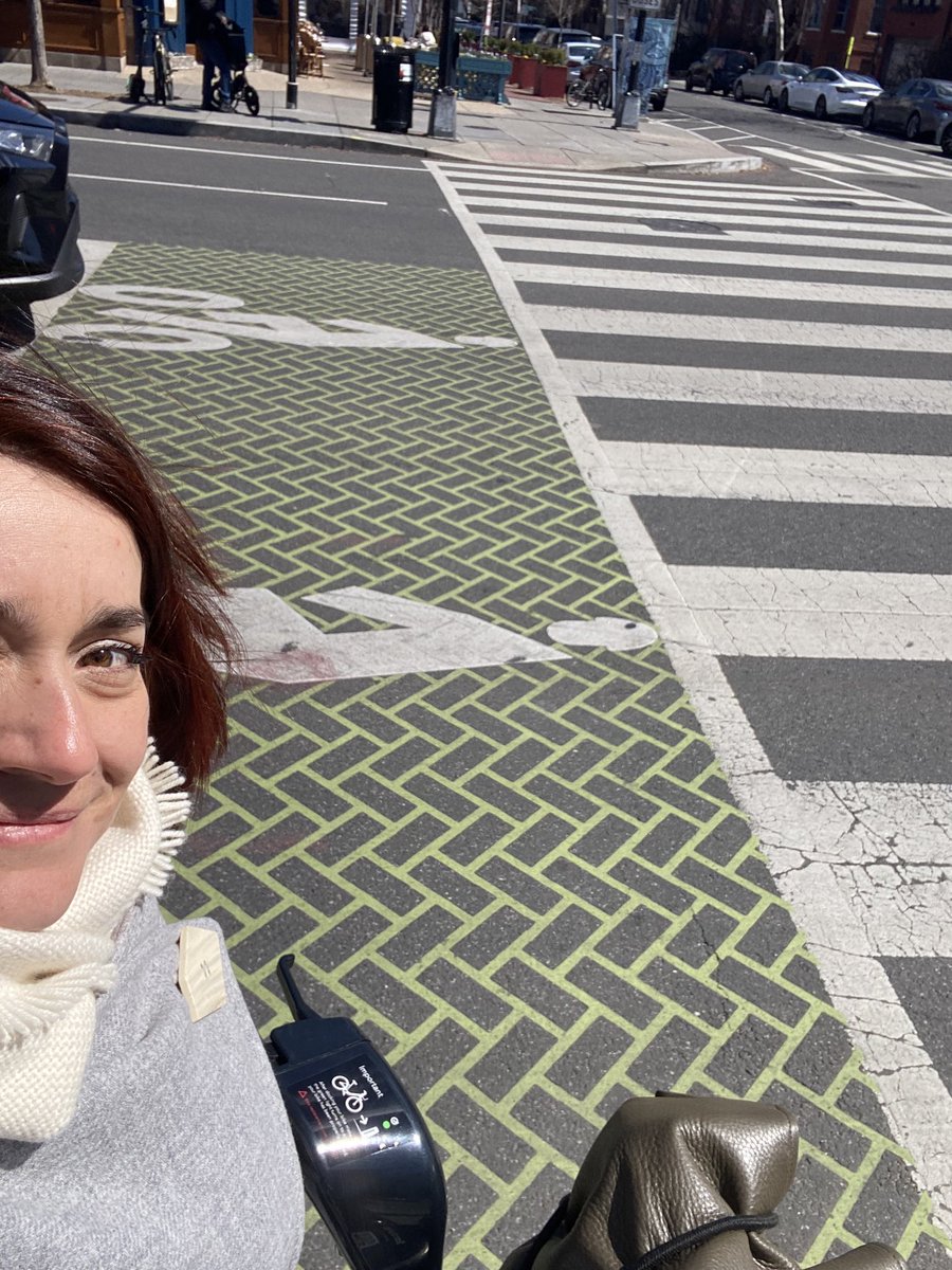 carina_arvizu's tweet photo. Las bicis públicas son grandes aliadas para integrar sistemas de transporte.
Favorecen viajes cortos no motorizados (ósea sin emisiones) y los últimos tramos de viajes más largos.
Además, cuando visitas una ciudad por poco tiempo, te regalan grandes vistas y paseos.
#Washington https://t.co/L9VkE2cPR0