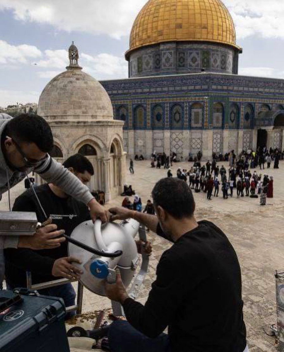 Muslim's tweet photo. Palestinians clean up and decorate al-Aqsa and its courtyards to welcome the holy month of Ramadan. 🕌 🌙 https://t.co/St9DzpNCzQ