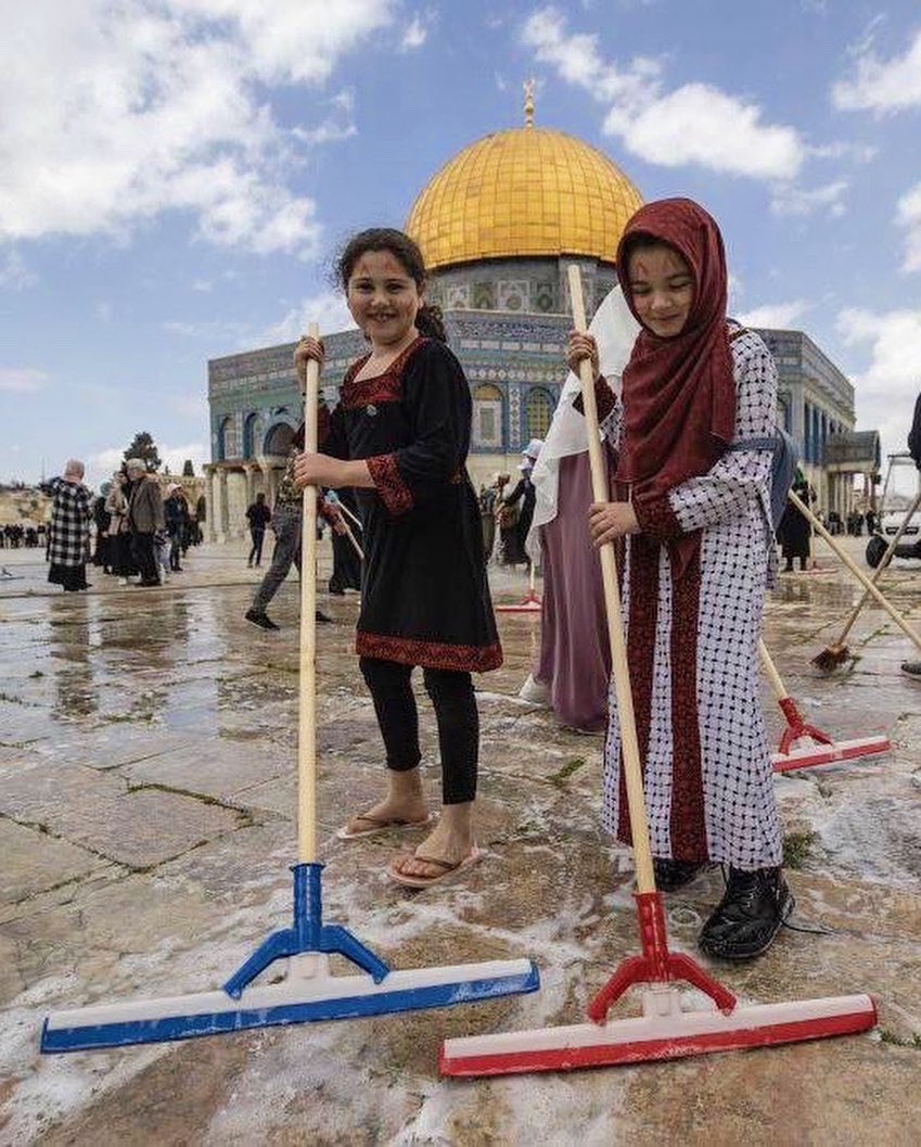 Muslim's tweet photo. Palestinians clean up and decorate al-Aqsa and its courtyards to welcome the holy month of Ramadan. 🕌 🌙 https://t.co/St9DzpNCzQ