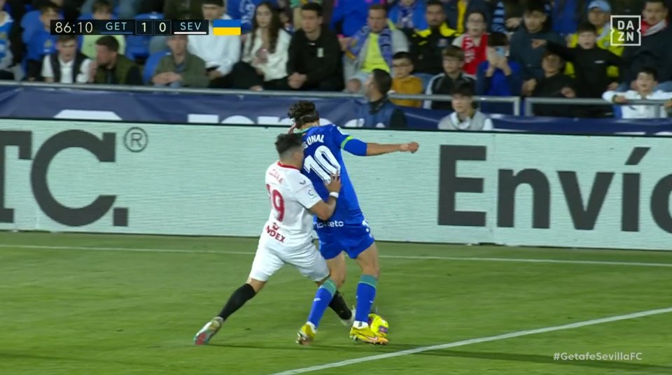 ArchivoVAR's tweet photo. 📺 El VAR no se atrevió a contradecir a Mateu Lahoz.

Acuña, que intenta llegar al balón, golpea en la rodilla de Ünal derribando al delantero del Gatefe dentro del área.

Mateu Lahoz dio córner de forma equivocada y el VAR se lavó las manos. ❌ https://t.co/oevo0FwoBt