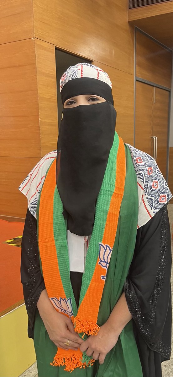 बहन हिजाब में हैं लेकिन उनकी इस तस्वीर ने मुसलमानों को अपनी जागीर समझने वाले ठेकेदारों और फ़िरक़ापरस्त पार्टियों के मुँह पर ख़िज़ाब लगा दिया है 

सबका साथ 
सबका विकास 
सबका विश्वास