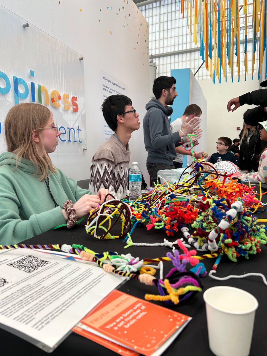 ComeBeBraiNY's tweet photo. The Happiness Experiment = success! 

#BrainAwarenessWeek 
#ComeBeBraiNY  

Thank you to our amazing volunteers (today and throughout #BAW2023!) &amp; to the awesome, curious folks we met @nysci 🤓 https://t.co/RHJieEnM6e