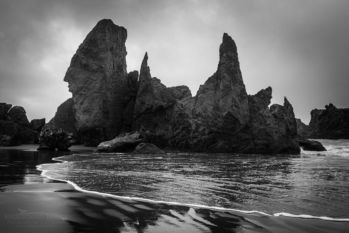 Another image recently rescued from the digital void.  From my recent "Lost on the Hard Drive; Episode 87: Photos from the Oregon Coast" - enlightphoto.com/oregon-coast-p…

#oregon #oregoncoast #bandon #blackandwhite #bwphotography