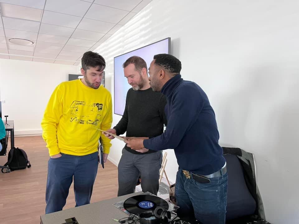 alekskuzz's tweet photo. La deuxième édition du Workshop Vie-Nyle Défectueux / Détournés à Ecole Supérieure Appliquée au Design et au Digital - @ESADD_School 
En partenariat avec @Foodies @protagomix 
#designnumerique #art #workshop #vinyle #dijon #recyclage #alekskuzz https://t.co/vYAXrEq3Sq