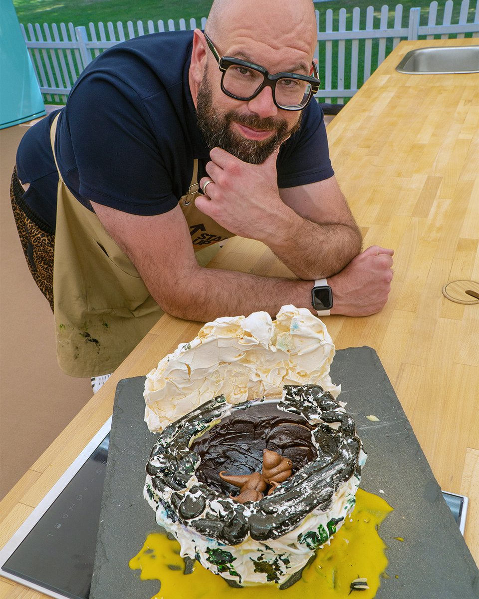 BritishBakeOff's tweet photo. Tom’s ‘VIP Festival Toilet’ Meringue Scene Showstopper for The Great Stand Up To Cancer Bake Off. 👏👏 #GBBO @BigTomD https://t.co/JoXPp7sWqm