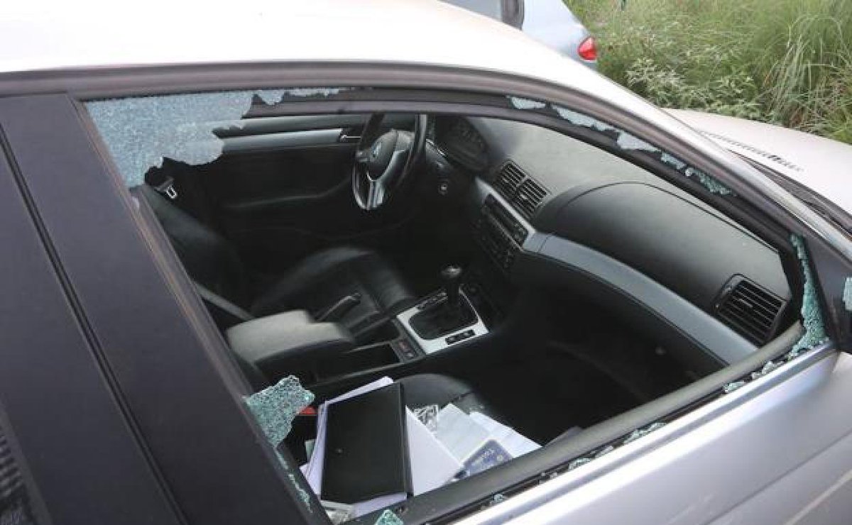 ElMagoBotas_'s tweet photo. OJO, @PoliciaSevilla.

Me han roto la ventanilla del coche.

Había dentro un carnet del Sevilla FC y cuando he llegado me he encontrado con 2 más. No puedo más.

Ruego difusión y que entre todos atrapemos al culpable. https://t.co/6Hqx1lEA6p