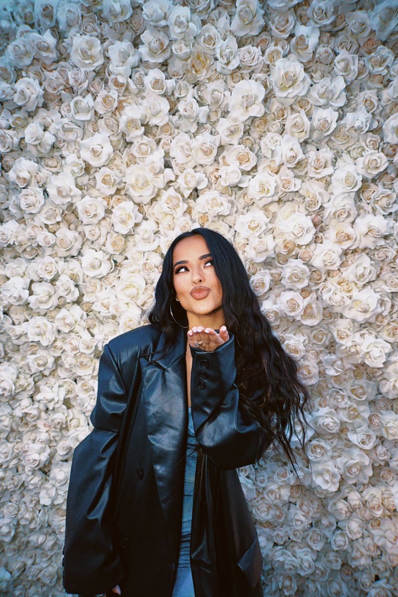 iambeckyg's tweet photo. What makes you happy? 🤍💭 https://t.co/Fa3h044jiM
