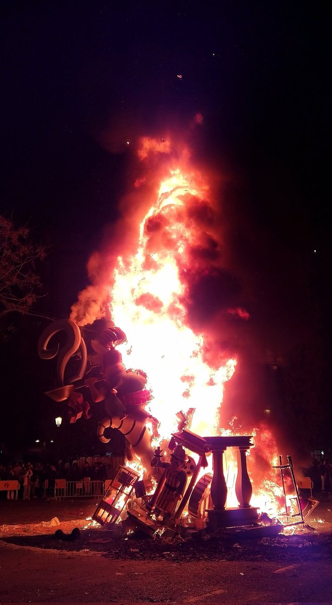 Falla_161's tweet image. Amb la #cremà23 acabem unes falles que portarem sempre en el nostre cor. 
Volem agrair a Bea, Ana i Nacho tot l'afecte que ens han donat i la seua magnífica representació.