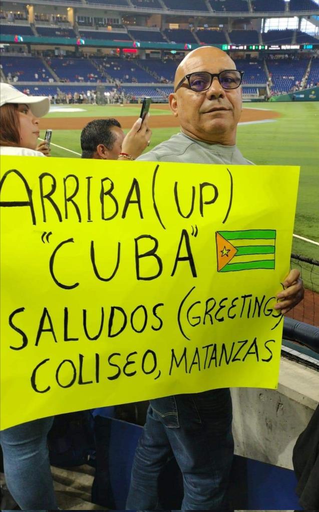 ¡El amor siempre triunfará sobre el odio! Desde temprano cubanos apoyan a su equipo en el estadio de Miami. #TeamAsere #Cuba #elCubaClasico #CDRCuba