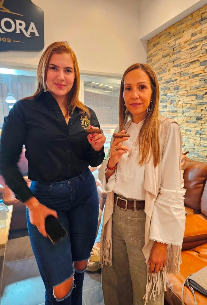 En el marco del #DiaInternacionalDeLaMujer @LaAuroraCigars y su embajadora de marca, Libia Fernández, invitaron a Damas a una visita a la fábrica para disfrutar una buena fumada, en la que participó CIGARRO DOMINICANO llevando su Edición Especial dedicada a Damas de la Industria