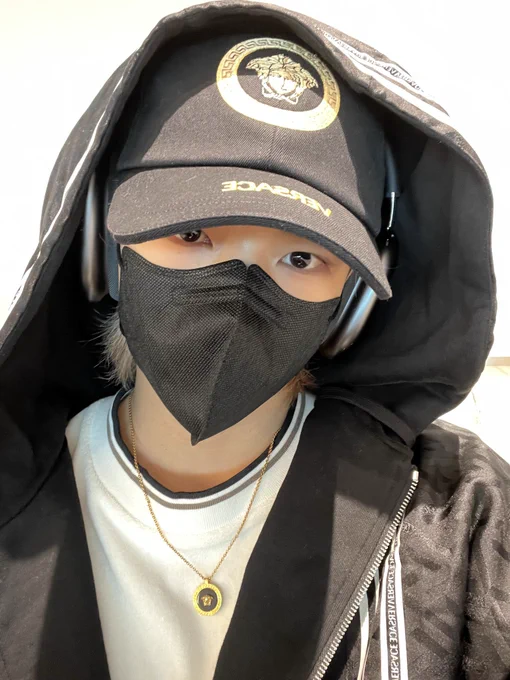 230320 ⟡  9:15AMhyunjin sent a photo "i'm goiinggggggg to america" 
