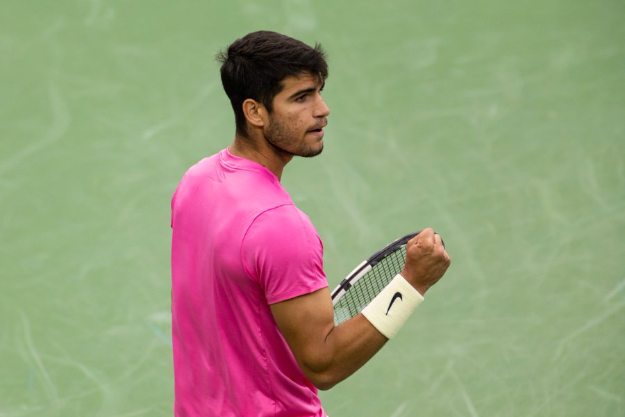 ¡¿QUÉ HICISTE, CARLITOS?¡

No es solo que haya ganado, sino CÓMO ha ganado. Ha pasado por encima de un Medvedev que venía de ganar 19 partidos consecutivos. Y lo mejor, en una FINAL y ante los ojos de todo el mundo.

Vuelve al NÚMERO 1. Simplemente, Carlos Alcaraz.