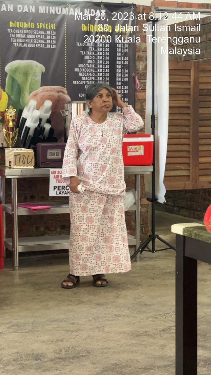 Siapa wanita ini di Nasi Dagang Atas Tol - Bandar.
Tertarik ngan aksinya seperti penyelia disini.  Dah rezekinya begitu. Didoakan yg terbaik utknya .⁦<a href="/kakihike/">KAKIHIKE</a>⁩