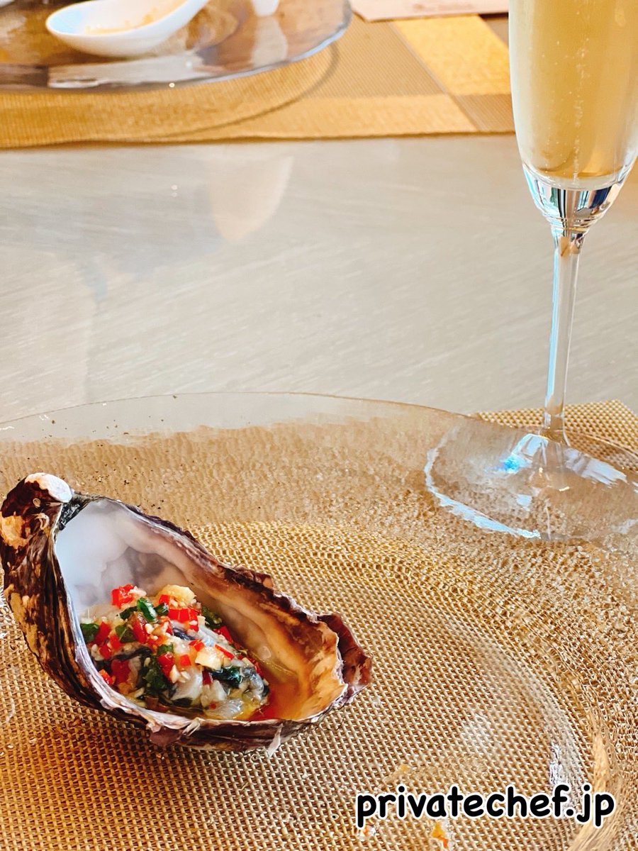 privatechef_ws's tweet photo. 豊洲市場で仕入れる新鮮な牡蠣を低温調理で提供。加熱と生の良さを兼ね備えた絶妙な味わいをお楽しみください。#豊洲市場 #牡蠣 #低温調理 

https://t.co/bQglwWc5t2
#出張シェフ #プライベートシェフ
#牡蠣 #豊洲市場
#privatechef #catering #delivery  #toyosuMarket #oyster #appetizer  #apero https://t.co/k1OHrJDdci