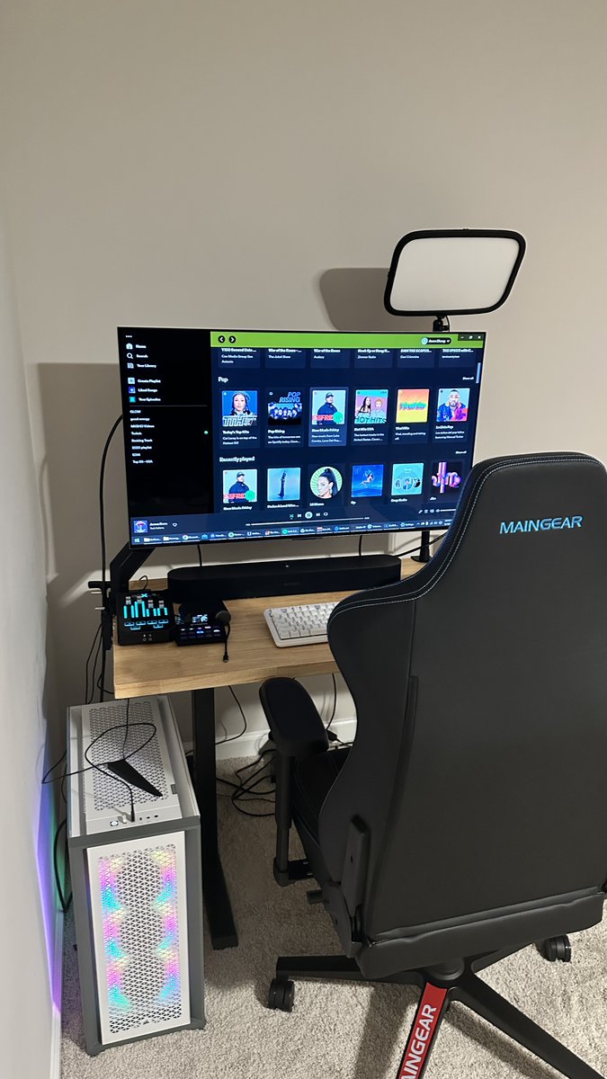 sceanicview's tweet image. The new setup! It&apos;s getting there. So excited to finally have arm-mounted my OLED (something I&apos;ve wanted to do for a couple of years but only the 42&quot; C2 made this fiscally responsible!)

#DontCallItAComeback #PBOP #PineappleBelongsOnPizza