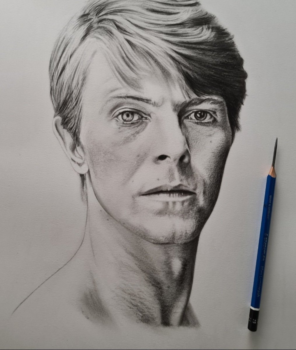 Used my new Mars lumograph pencils for this 11"×8" one of Bowie. He's always a pleasure to draw.