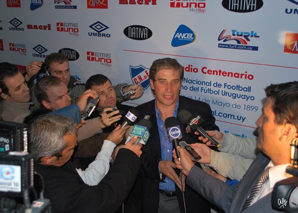 ElOtroValentin's tweet photo. El candidato de un directivo muy importante de @Nacional, es el uruguayo Eduardo Acevedo, quien ya dirigió al tricolor, y también pasó por @DefensorSp. 

A esta hora se manejan varias posibilidades, las tres más fuertes: Álvaro Gutiérrez, Alexander Medina y Acevedo. En ese orden. https://t.co/WVzMvvQ9dh