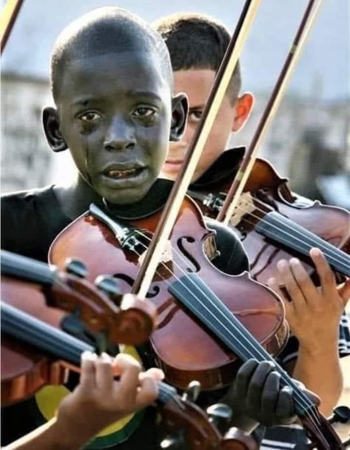 La imágen del niño músico llorando, fue elegida como una de las fotografías más emotivas de la historia moderna. 

Esta foto le fue tomada a un niño brasileño de 12 años (Diego Frazzo Turkato) tocando el violín en el funeral de su maestro, que fue quien lo rescató del ambiente de