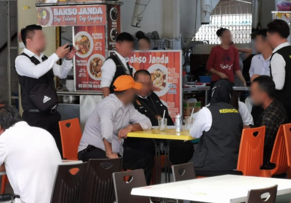 16.03.2023. Team PKB Kuching Sarawak menjalankan pemantauan premis &amp; penguatkuasaan PPKHT 2004 di sekitar daerah Kuching. 13 notis/kompaun telah dikeluarkan bagi kesalahan merokok di kawasan larangan &amp; lain-lain kesalahan. <a href="/KKMPutrajaya/">KKMalaysia🇲🇾🩺❤️</a>