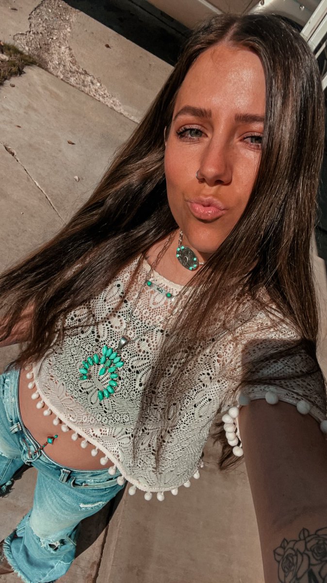 CondieMae's tweet photo. Hi twitter, it’s been a min☀️🪶 https://t.co/1jQsnX08xh