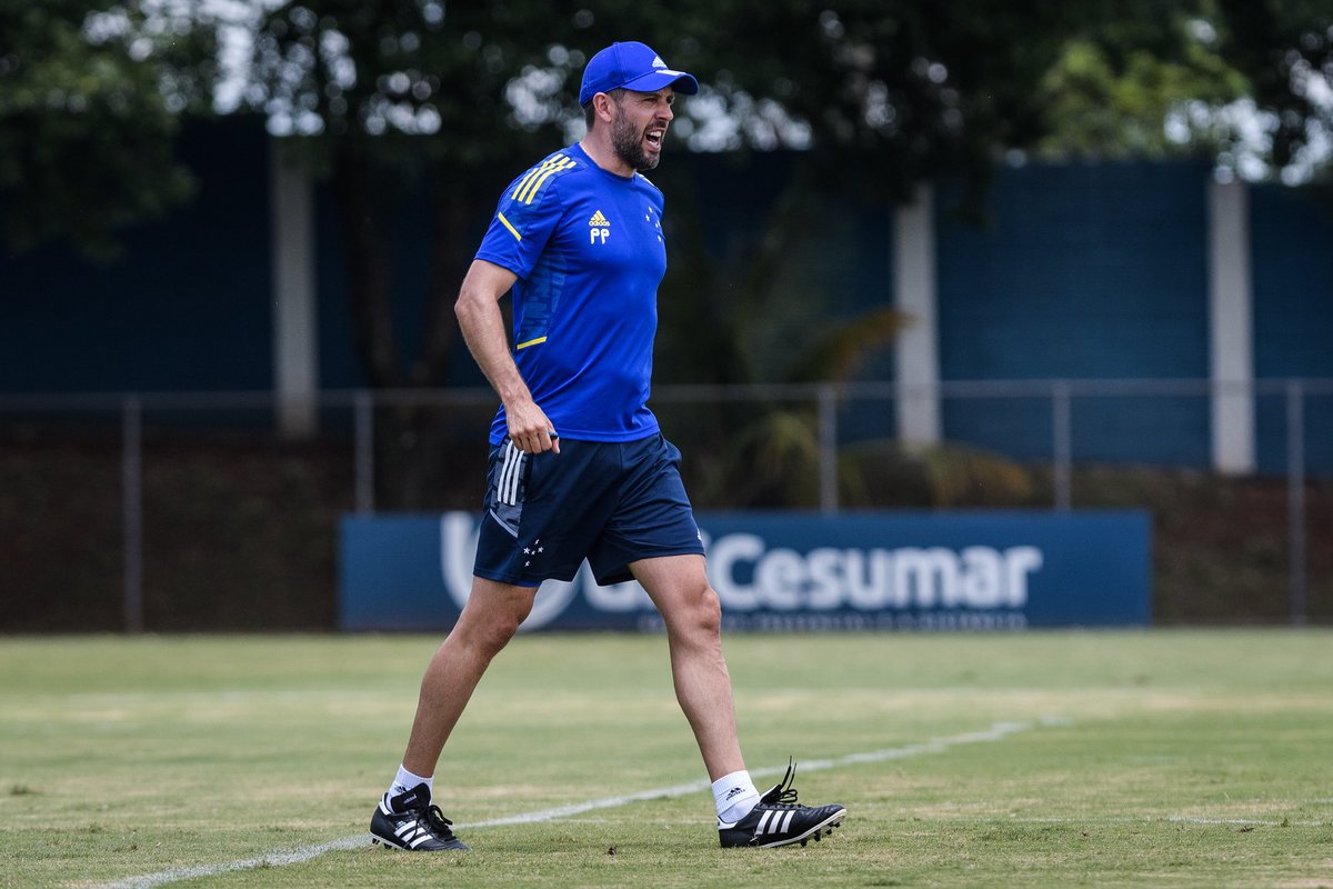 Paulo Pezzolano, você faz parte da nossa história. 🦊 A Nação Azul agradece a você e a Comissão Técnica por todo o trabalho feito dentro e fora de campo, a dedicação e amor pelo nosso time. 🫶 📷 @ggaleixo e @staff_images