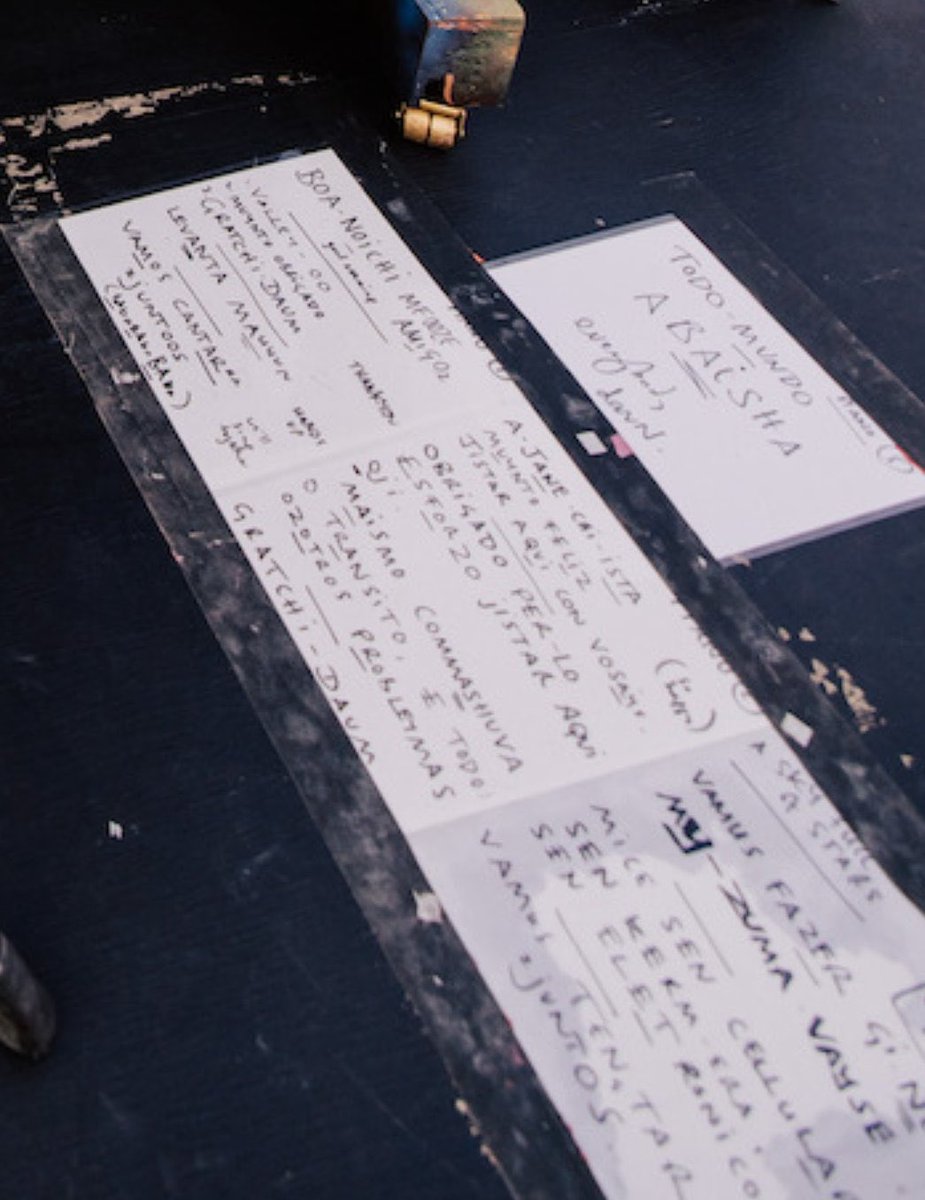 Portal_Coldplay's tweet photo. Todo mundo abaisha! 🤧

As anotações do Chris pra falar em português com a gente, eu não aguento!🥺🇧🇷

#ColdplaySaoPaulo https://t.co/aBcehsCMOy