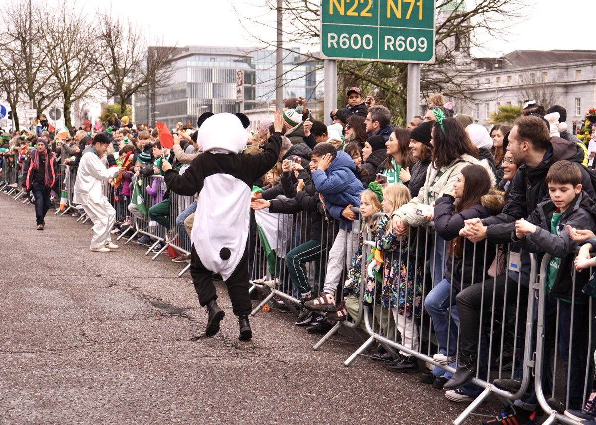 instituteucc's tweet photo. ๐๐จ๐ณ๐ฎ๐ช๐ We had a blast participating in the St Patrick's Day parade in Cork with the UCC CI! Our Chinese team loved sharing our culture and traditions with the amazing Irish community. Thanks for having us! ๐๐ #StPatricksDay #Cork #UCCCI #ChineseTeam #CultureExchange https://t.co/smXv8n60Dk