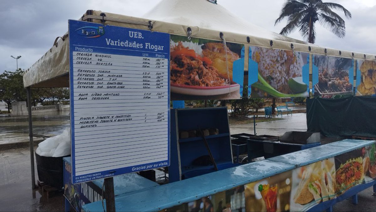 14ymedio's tweet image. La lluvia y los altos precios de las bebidas conspiran contra la presencia de espectadores en los puntos del litoral habanero donde han puesto pantallas y kioscos con #cerveza y #refresco para ver el partido de #béisbol entre #Cuba y #EEUU que esta noche se juega en #Miami