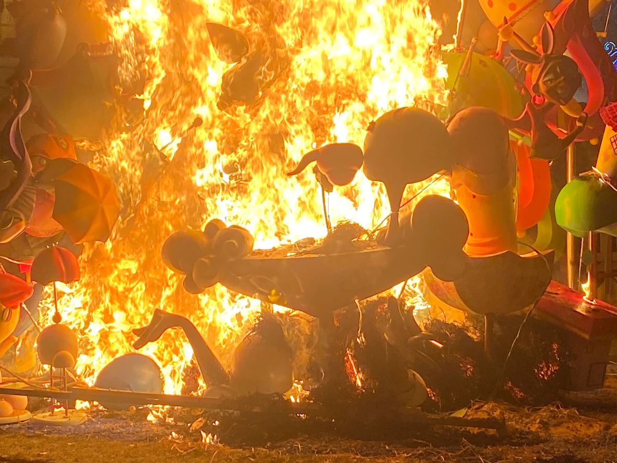 mediosclero's tweet photo. “Al mal temps, bona falla” de nuestro querido Ausiàs Estrugo - Artista ya es historia, pero también leyenda eterna.

El fuego ha vencido al agua. Nuestra historia tiene que continuar!

#CentXCent❤️🔥
#ElCleroMola❤️🔥 https://t.co/G885V67Uxv