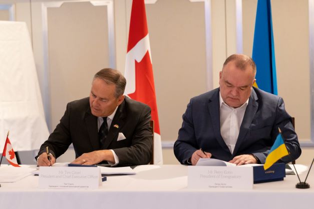 cameconews's tweet photo. #Cameco President &amp; CEO Tim Gitzel joined @energoatom_ua President Petro Kotin in London today for the official signing of our supply agreement. Cameco is proud to play an essential role in helping Ukraine achieve energy independence. https://t.co/DUz2H1KbCS $CCO.CA $CCJ https://t.co/VPiupRruxa