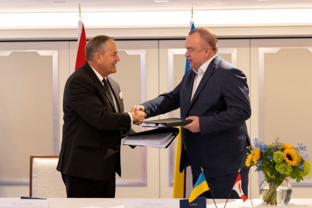 cameconews's tweet photo. #Cameco President &amp; CEO Tim Gitzel joined @energoatom_ua President Petro Kotin in London today for the official signing of our supply agreement. Cameco is proud to play an essential role in helping Ukraine achieve energy independence. https://t.co/DUz2H1KbCS $CCO.CA $CCJ https://t.co/VPiupRruxa