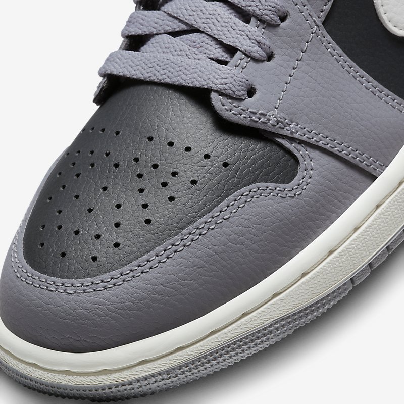 more_sneakers's tweet image. The Women's Air Jordan 1 Mid 'Cement Grey' will be released tomorrow at select European retailers online.
=&amp;gt; bit.ly/3Tp0sZ7

#AirJordan #CementGrey #SneakerRelease #WomenSneakers