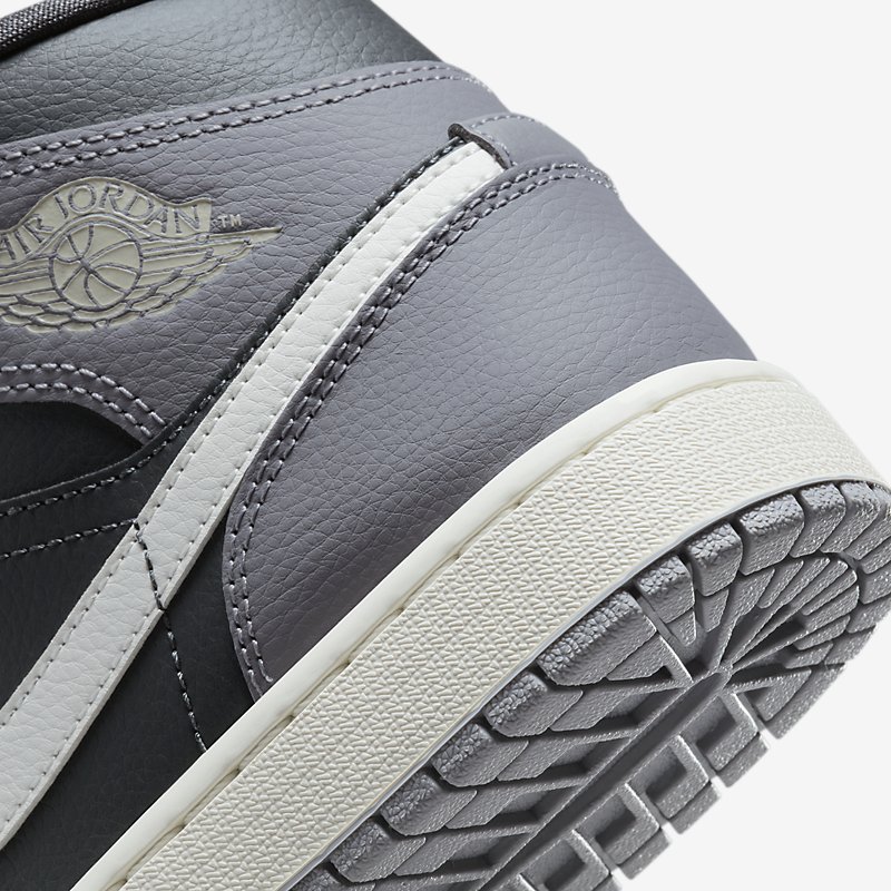 more_sneakers's tweet image. The Women's Air Jordan 1 Mid 'Cement Grey' will be released tomorrow at select European retailers online.
=&amp;gt; bit.ly/3Tp0sZ7

#AirJordan #CementGrey #SneakerRelease #WomenSneakers