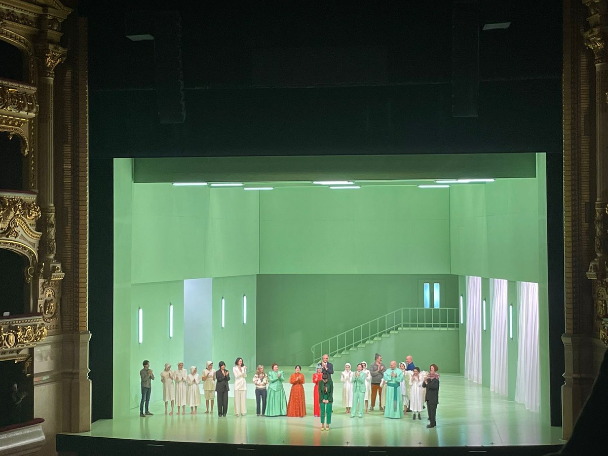 Gran èxit al <a href="/Liceu_cat/">Gran Teatre del Liceu</a>  de la producció #AlexinaBLiceu amb música de <a href="/RaquelGTomas/">Raquel García-Tomás</a> 
<a href="/Liceu_cat/">Gran Teatre del Liceu</a> i direcció d'escena de @martapazoss. Excel·lent en la interpretació <a href="/LidiaVinCurt/">Lidia Vinyes Curtis</a> Alicia Amo <a href="/elenacopons/">Elena Copons</a> Mar Esteve i <a href="/Cor_Vivaldi/">Cor Vivaldi</a>.