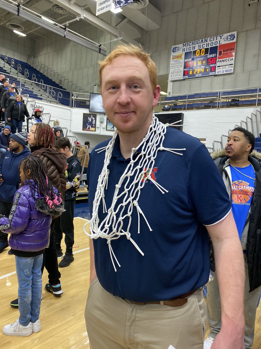 I like the new necklace @JohnPeckinpaugh! 

#OnwardKokomo #LegacyMatters #ThisIsHoosierHysteria #StateFinals ❤️💙🏀🏆

@Kats_Principal @KHS_AD @MemorialManiac_ @KokomoSchools @WildkatBBall @IHSAA1