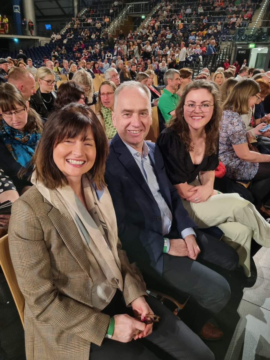 An-oíche anocht ag <a href="/Riverdance/">Riverdance</a> in Leipzig. Imeacht den scoth chun deireadh a chur leis deireadh seachtaine. Míle buíochas as an gcuireadh <a href="/irlembberlin/">Ireland Embassy Berlin</a> <a href="/AmbNOBrien/">Nicholas O’Brien</a> <a href="/EntdeckeIrland/">Entdecke Irland</a> <a href="/eriu_leipzig/">ERIU Leipzig</a>