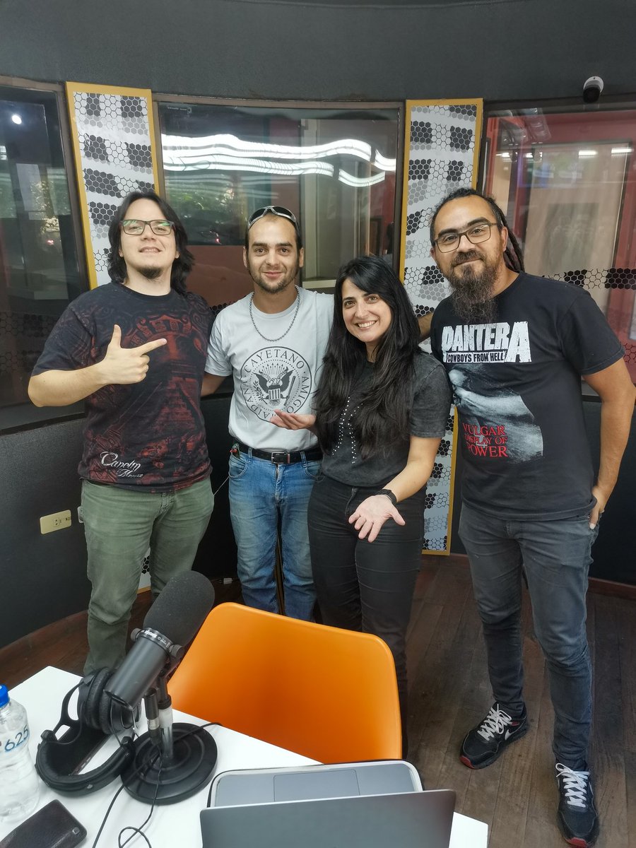rockandpop955's tweet photo. 🎸 MOCASINOS EN DE POCO UN TODO 🎙️⚡

¡Grata visita de Fernan 🥁 de @mocasixties 🎸 en @depocountodopy 🎙️⚡! 😎

¡Ellos tocan el Día 2️⃣ del @Asuncionico_ 🎸 2️⃣0️⃣2️⃣3️⃣! 🤟🏻 ¡Éxitos chicos! 🖤

#DPUT 🎙️⚡ a buen volumen en la 95.5FM #RockandPop 🤘🏻

https://t.co/7ZPrkU5ZXB 🌍 https://t.co/VY0dlz9TuX