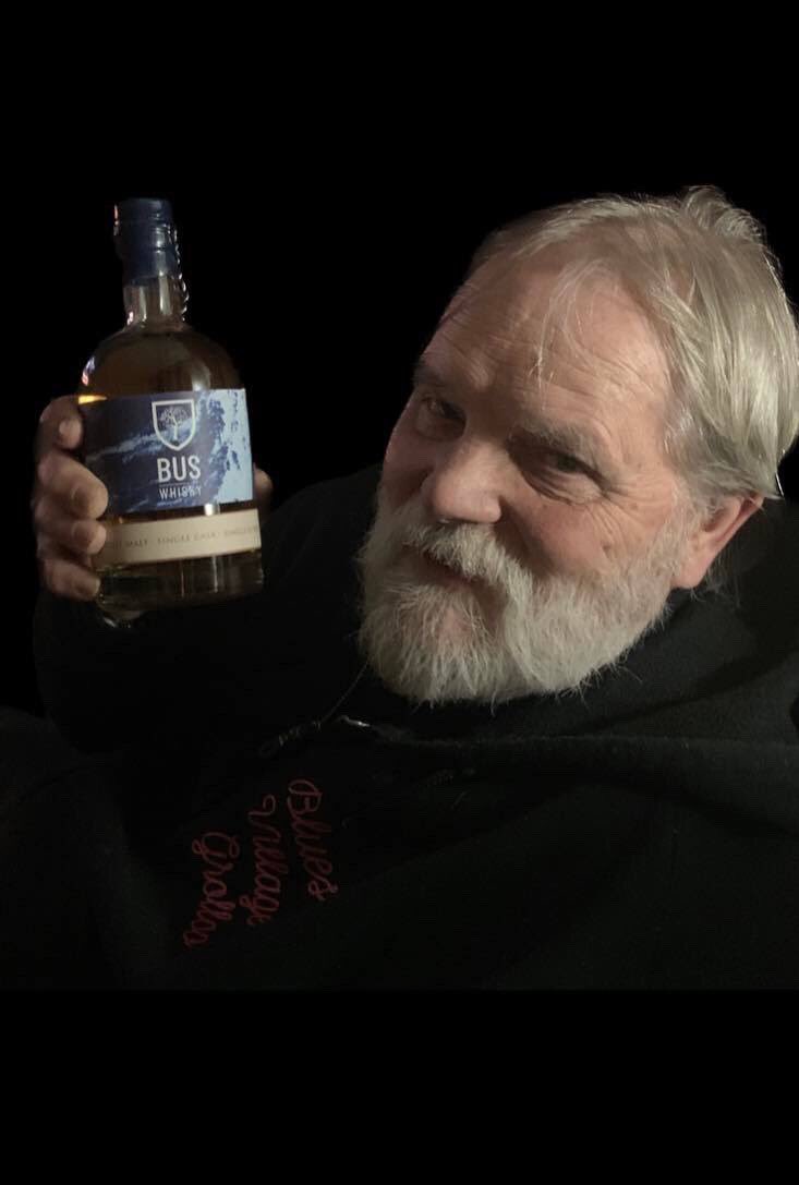 Wat vindt whiskyliefhebber Lex Blomsma van Bus Whisky?

“Lekker. Ik heb 2 flessen, 1 bewaar ik voor later Normaal drink ik Schotse whisky, maar ik lust ook bourbon, de smaak van Bus zit daar voor mij een beetje tussen in. Maar zoals ik al zei lekker!”