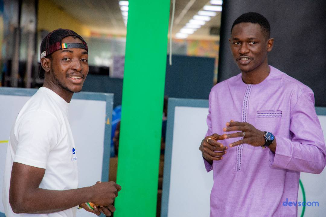 fmbangoura7's tweet image. 🤩C’est avec grande joie que j’ai participé au lancement de la seconde phase des activités de la communauté des développeurs de Guinée (devscom) dont je suis membre. Ce fut très enrichissant de partager ces moments avec des passionnés de la tech.
1/2