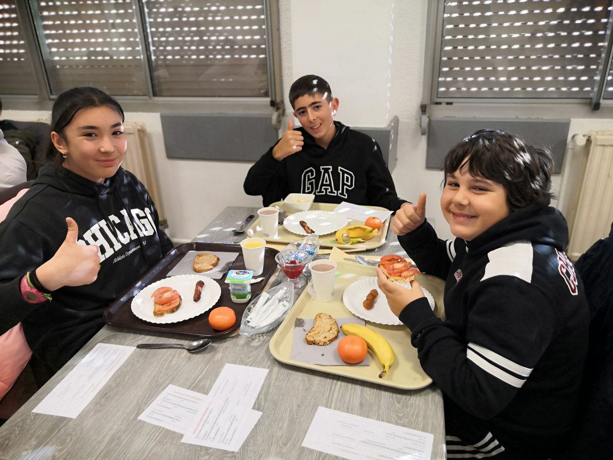 Clg_Bonnard's tweet photo. Dans le cadre du Parcours Santé, un petit-déjeuner🧃🥖🍞 🍅🍊🍌confectionné par les élèves de Segpa à été servi aux 5èmes dans le restaurant d'application du collège. Délicieux et équilibré !
#segpa
@AcademieNice https://t.co/q1laBQBXPO