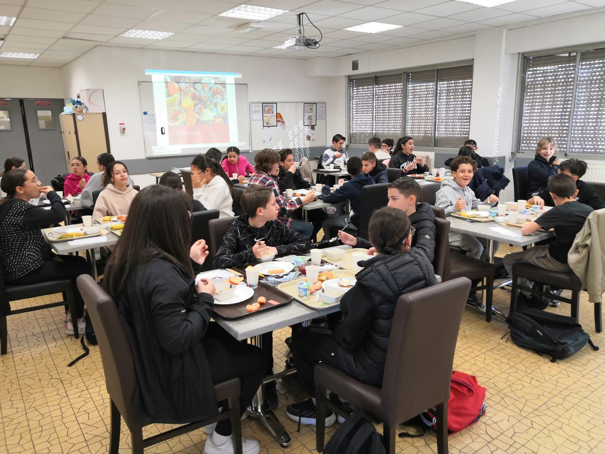 Dans le cadre du Parcours Santé, un petit-déjeuner🧃🥖🍞 🍅🍊🍌confectionné par les élèves de Segpa à été servi aux 5èmes dans le restaurant d'application du collège. Délicieux et équilibré !
#segpa
<a href="/AcademieNice/">Académie de Nice</a>