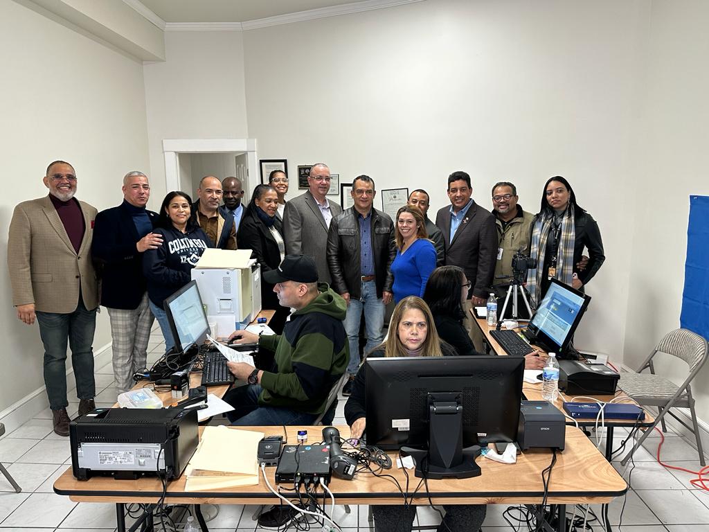 Este domingo, la comisión de la #JCE que se encuentra en Estados Unidos y encabeza nuestro presidente, @RomnJquez supervisó el Operativo Móvil en Peekskill, New York y se reunió con las autoridades locales de la ciudad. ⬇️