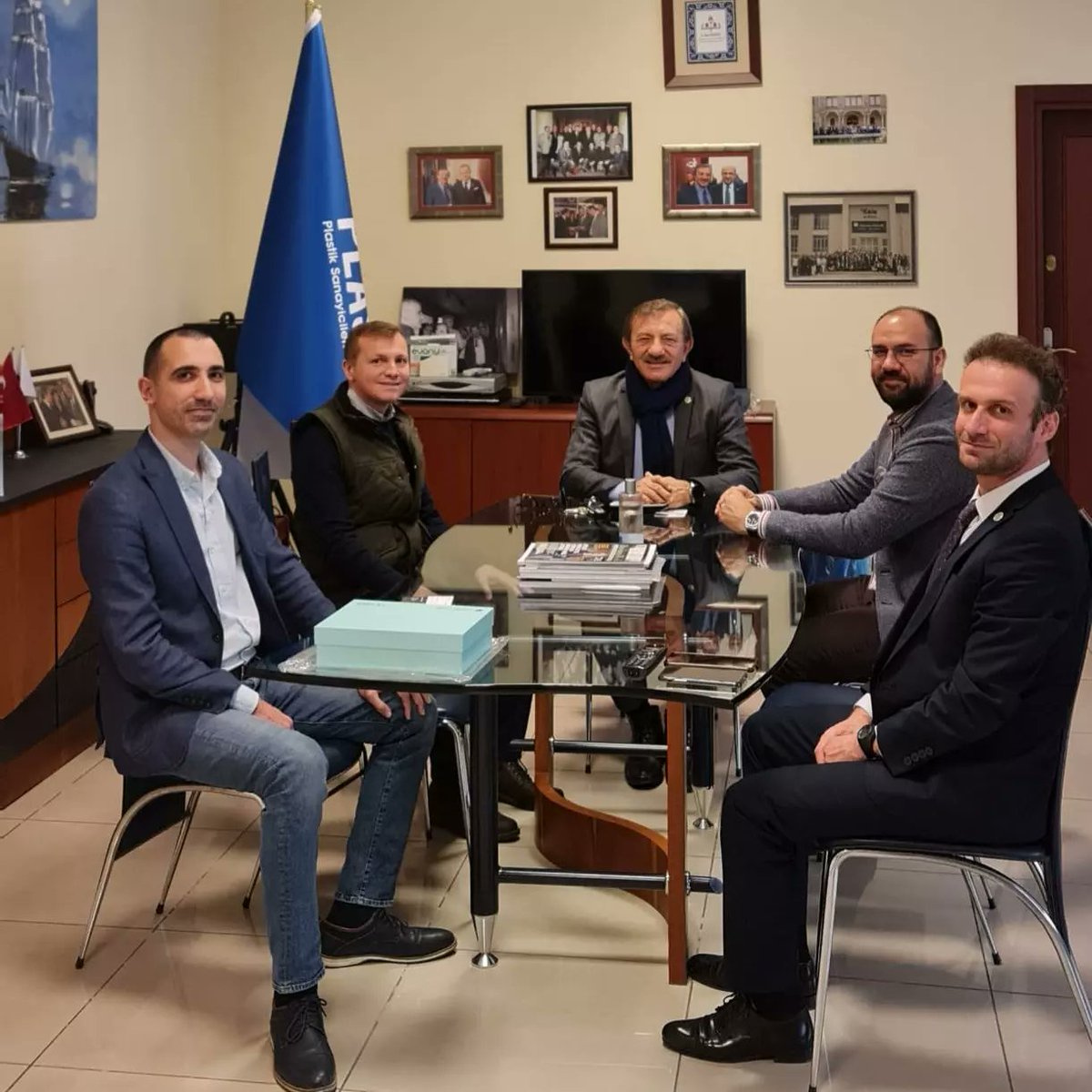 GeemDer's tweet photo. Yönetim Kurulu Başkanımız Ahmet Çığır ŞAHİN, GEEM üyemiz Bora Plastik Y.K.Üyesi ve İSO 35.Grup Komite Üyesi İ.Emirhan BORA ile beraber PLASTFED Yönetim Kurulu Başkanı Ömer KARADENİZ ve Genel Sekreter Murat İNKÜN'e 16 Martta nezaket ziyareti gerçekleştirmiştir.

@acsahin @plasfed https://t.co/N4VnNfcO4V