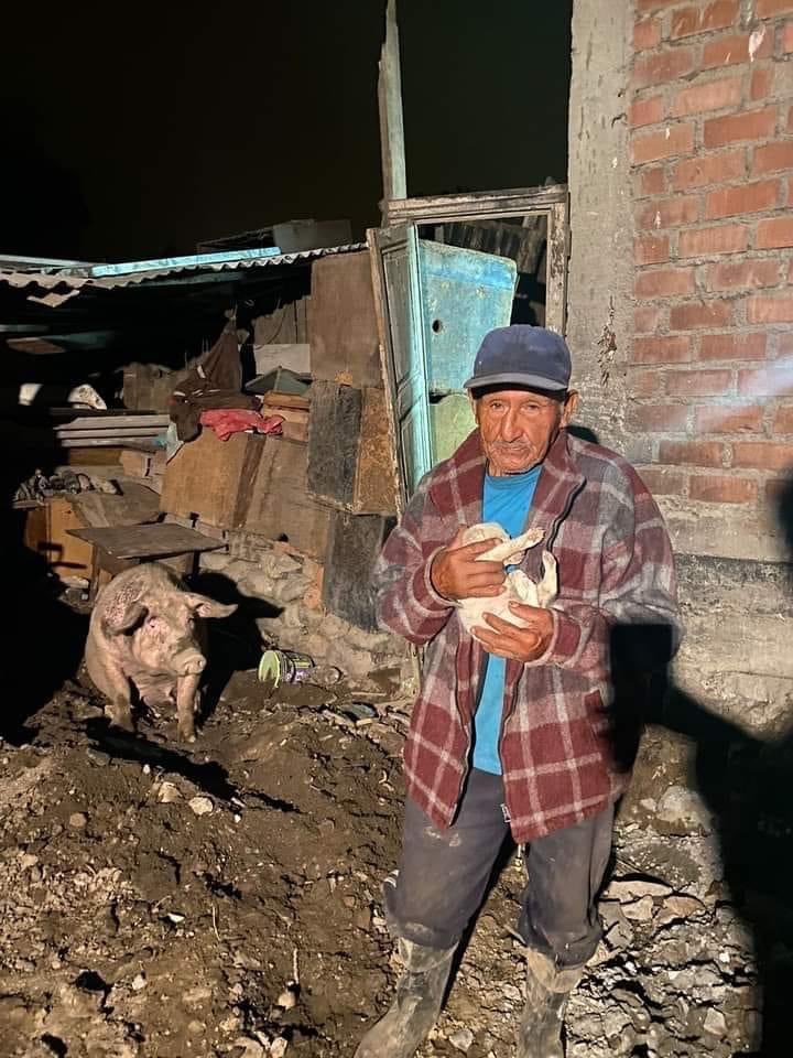 Encontré este post en Facebook:

#Chosica Don Paulino perdió su casa, pero rescató a sus animalitos.

"Estoy desamparado". Pide ayuda y cuenta que vive solo con sus animalitos (perritos, garitos y una cerdita preñada). 

# Yape de su hija: 951228221 (Gerónima)
