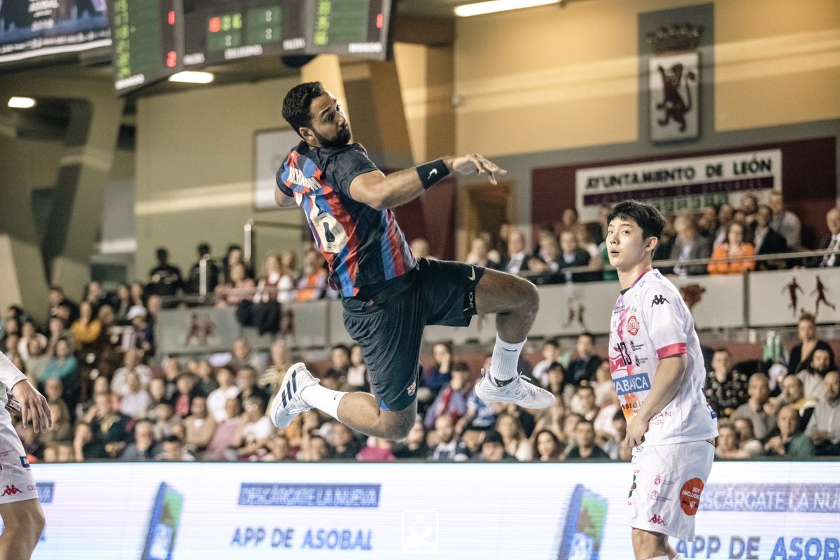 📰 #CopaPlenitudeASOBAL | <a href="/FCBhandbol/">Barça Handbol</a> no tiene piedad para lograr un nuevo título
🤾 Victoria por 21-39 ante <a href="/ADEMARLEON/">//Abanca Ademar León</a> para llevarse la Copa tras un duelo que dominaron desde el inicio
📝 <a href="/AlfreDominguez/">Alfredo Domínguez</a>
📸 Edu Ágreda
🔗Crónica del partido en nuestra web pasionbalonmano.wixsite.com/pasionbm/post/…