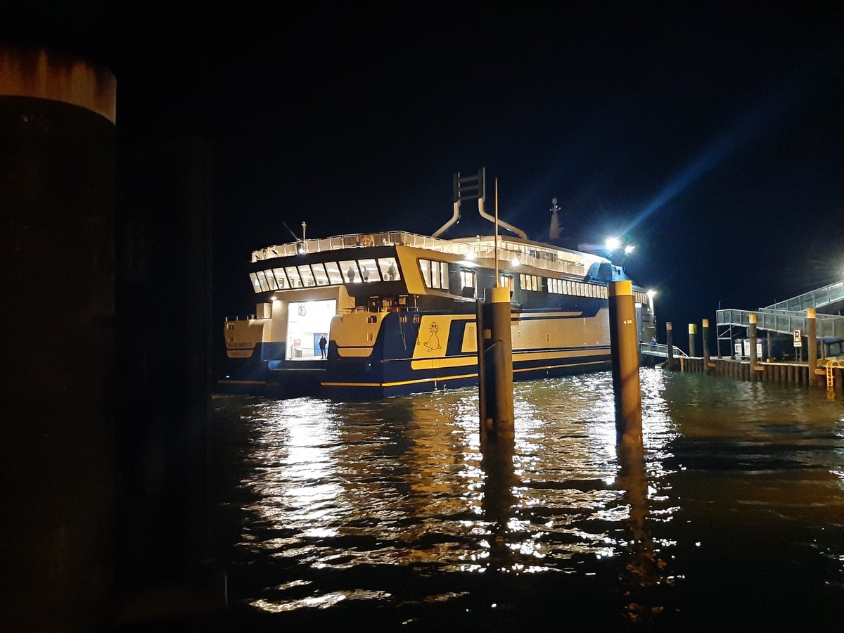 Paul Hauer (@hauerpaul) on Twitter photo Als kind in de vakantie op Vlieland iedere avond gaan kijken naar de aankomst van de laatste boot vanuit Harlingen, toen de Ms. Oost-Vlieland van <a href="/rederijdoeksen/">Rederij Doeksen</a>. Blijft ook als 50+er prachtig om nu de huidige versie, de Ms. Willem Barentsz te zien aanmeren. Als kind in de vakantie op Vlieland iedere avond gaan kijken naar de aankomst van de laatste boot vanuit Harlingen, toen de Ms. Oost-Vlieland van <a href="/rederijdoeksen/">Rederij Doeksen</a>. Blijft ook als 50+er prachtig om nu de huidige versie, de Ms. Willem Barentsz te zien aanmeren.